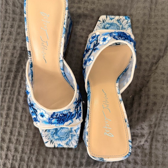 Betsey Johnson White & Blue Embroidered Floral Mules - Picture 3 of 4